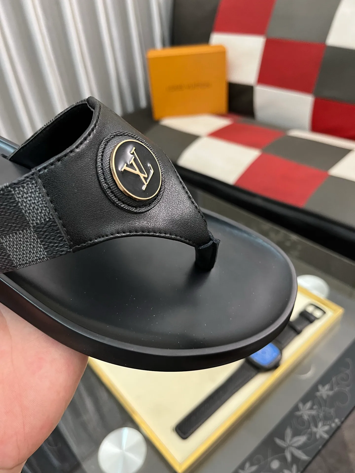 Men's shoes 💰260⌚️⌚️lv-Louis Vuitton) new men's sandals, high-end boutique, exquisite embossed logo decoration on the upper, fine workmanship, super soft soles, casual, loose and comfortable, a must-have in summer! \nsize: 38-443️⃣Colors available